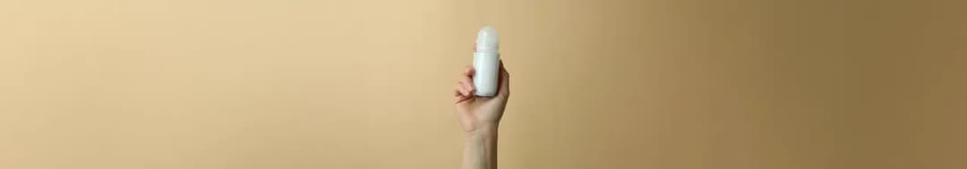 Dezodorant który nie brudzi ubrań - uniknij plam na odzieży