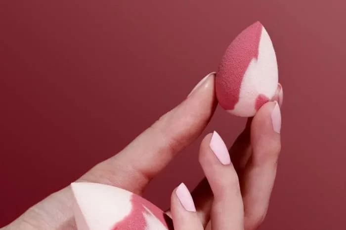 Co ile wymieniać gąbkę do makijażu, aby uniknąć problemów z cerą?