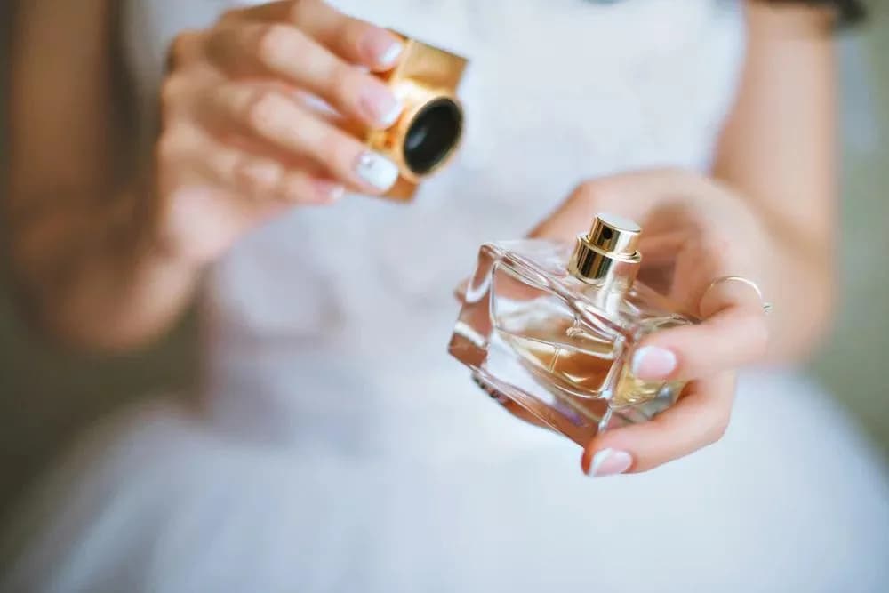 Gdzie się psika perfumami, aby zapach utrzymywał się dłużej?